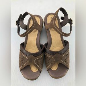 Merrell Women’s Sandal , Leather  Upper and comfort Footbed , size 10